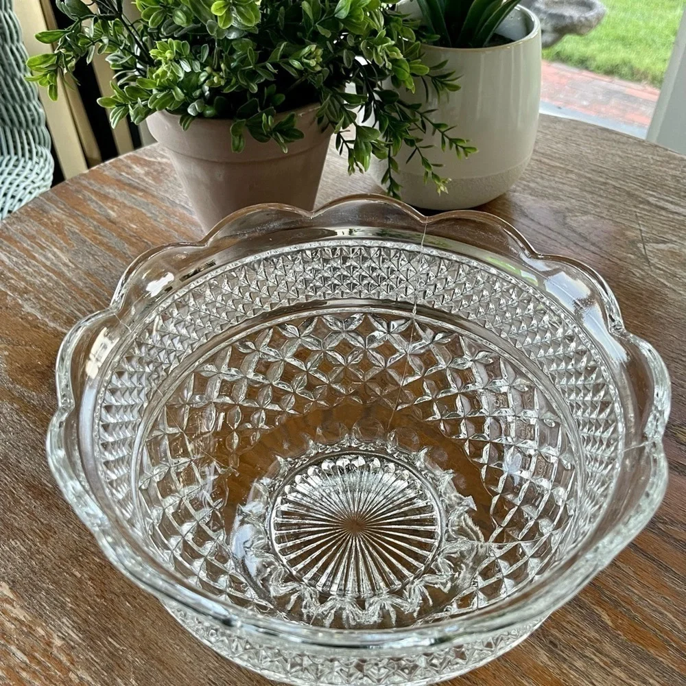 VINTAGE, ANCHOR HOCKING,10” WEXFORD GLASS BOWL WITH SCALLOPED RIM.10”W X 5 7/8”H